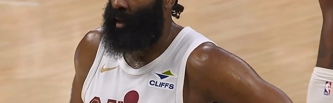 世界杯客户端更新下载-着了你的道！八村塁防守时手臂高举 哈登瞅准时机挂到造三分犯规