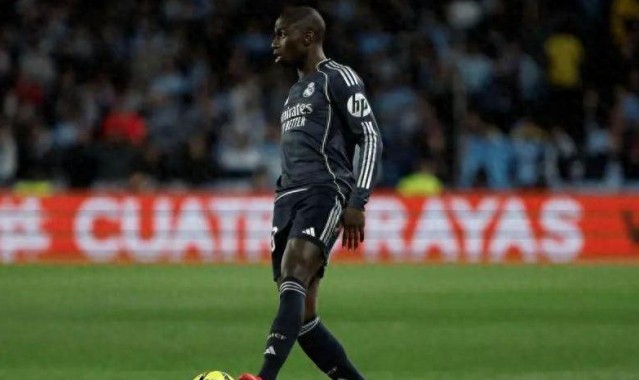 世界杯官方直播app官网入口-门迪表现惊艳却仅踢半场：伤病阴云再笼罩皇马左路